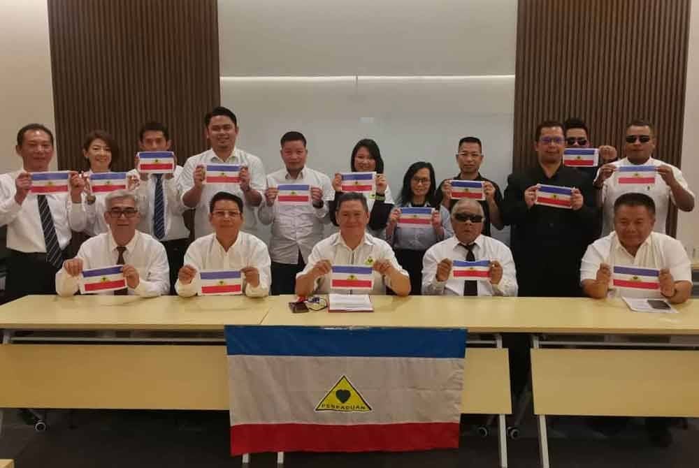 Jack (tengah) dalam sidang akhbar di Penampang.