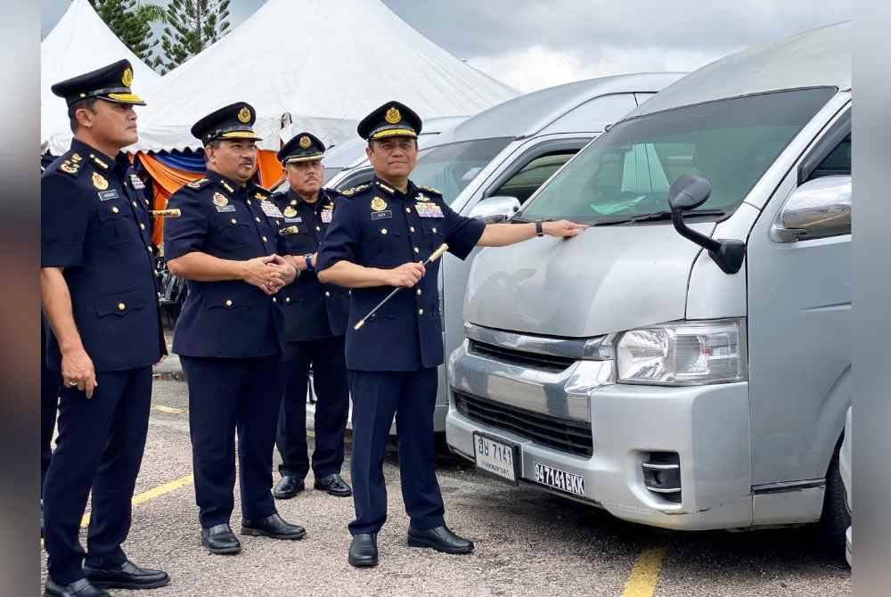 Aedy Fadly (kanan) memeriksa 16 van Thailand yang telah disita sepanjang tempoh Op Tunggak.