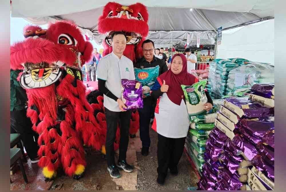 Orang ramai turut berpeluang mendapatkan barangan keperluan pada harga yang rendah pada Program Jualan Rahmah berkenaan.