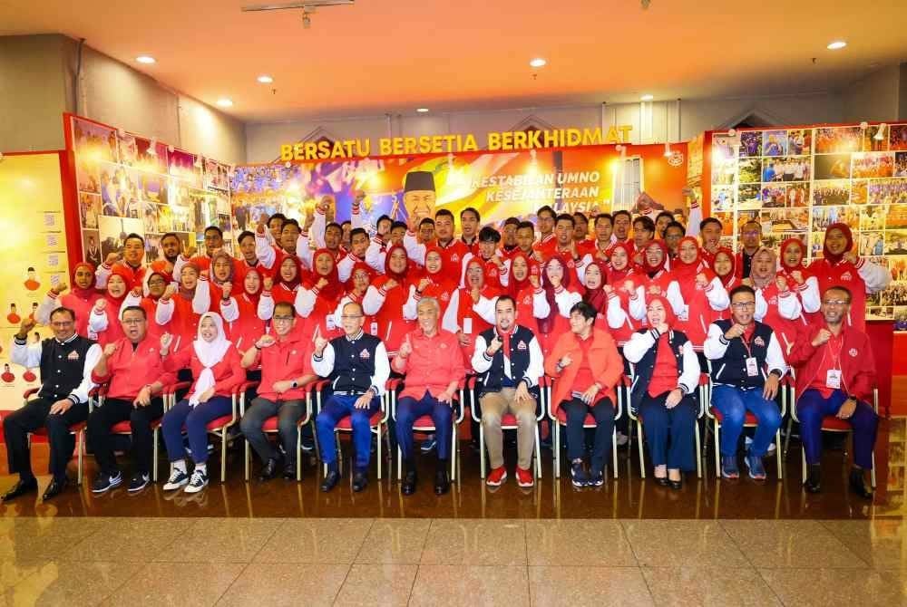 Ahmad Zahid (duduk, tengah) bersama barisan kepimpinan UMNO serta peserta perintis selepas melancarkan Sekolah Patriotik UMNO, pada Ahad. Foto Facebook Zahid Hamidi