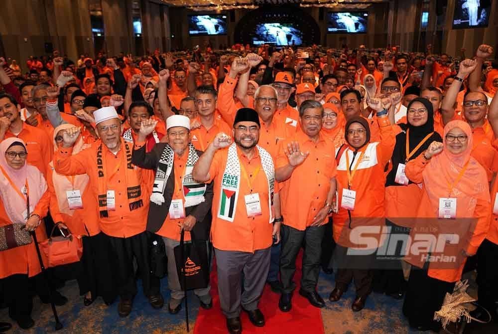Mohamad (empat dari kanan) bersama pimpinan tertinggi bergambar selepas selesai konvensyan pada Konvensyen Nasional 2024 Parti Amanah Negara yang diadakan pada Ahad. - Foto Sinar Harian/ROSLI TALIB