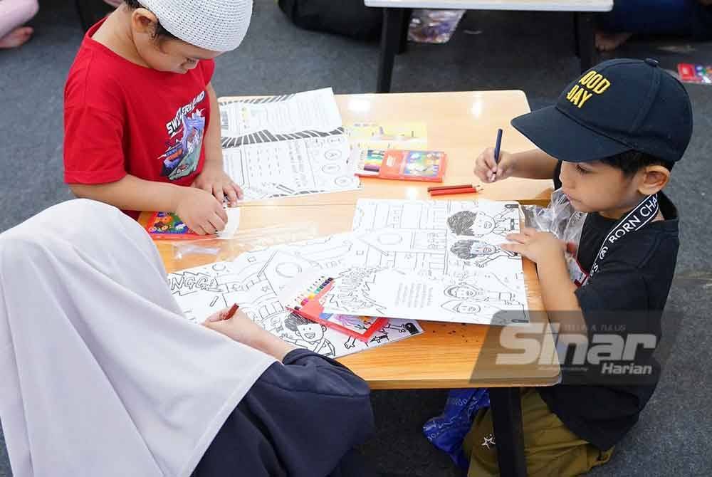 Gelagat peserta dalam pertandingan mewarna sempena Jualan Gudang Karangkraf 2025 pada Ahad.