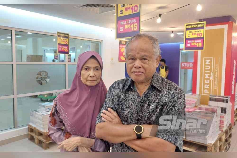 Wan Jamilah (kiri) bersama suaminya ketika hadir ke Kompleks Kumpulan Karangkraf pada Ahad.