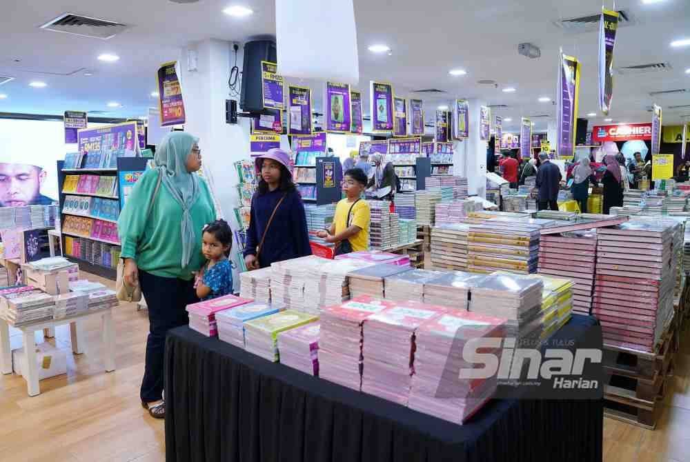 Antara pelanggan yang datang ke Jualan Gudang Karangkraf 2025 pada Ahad