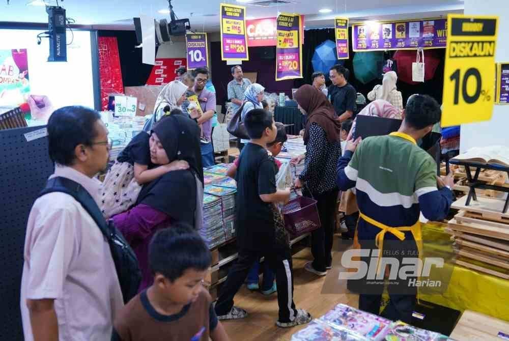 Jualan Gudang Karangkraf 2025 mendapat sambutan menggalakkan dalam kalangan pengunjung yang hadir pada Ahad