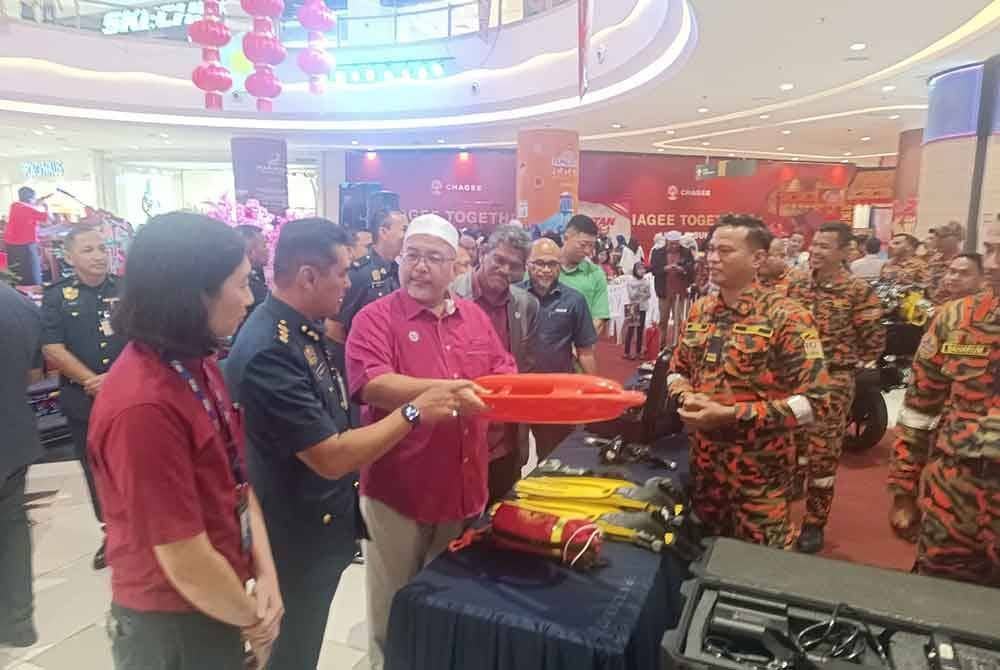 Wan Sukairi (tiga dari kiri) melawat reruai pada Majlis Pelancaran Kempen Keselamatan Kebakaran Musim Perayaan Tahun Baru Cina 2025.