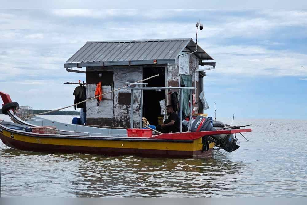 Penternak turut mengeluarkan kos tinggi menggaji pekerja bagi menjaga tapak ternakan kerang di perairan Kuala Sepetang.