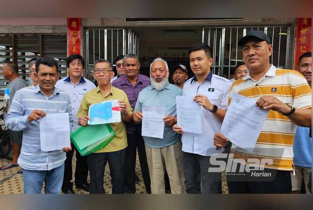 Seng Lam (tiga dari kiri) bersama pengusaha kerang lain menunjukkan surat permohonan yang telah dikemukakan kepada kerajaan negeri bagi menangi isu perbaharui TOL.