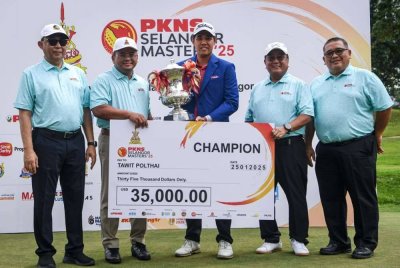 Amirudin (dua, kiri) menyampaikan trofi kejohanan dan replika cek bernilai RM35,000 kepada Tawit Polthai (tengah) pada Kejohanan Golf PKNS Selangor Masters'25 di Kelab Golf Seri Selangor.