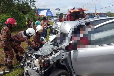 Anggota bomba berusaha mengeluarkan mangsa kemalangan. Foto BBP Kota Tinggi
