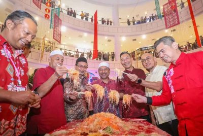Mohd Nassuruddin (tengah) menyifatkan budaya orang Melayu, Cina dan India yang menikmati budu dalam satu pinggan yang sama sebagai satu keunikan di Kelantan. - Foto Facebook MB Kelantan