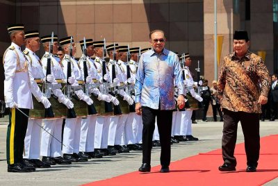 Perdana Menteri Datuk Seri Anwar Ibrahim mengiringi kepulangan Presiden Indonesia Prabowo Subianto di Kompleks Bunga Raya Lapangan Terbang Antarabangsa Kuala Lumpur (KLIA) pada Januari lalu. Gambar fail Bernama