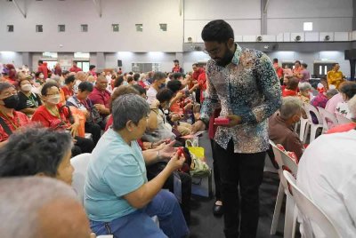 Sumbangan disampaikan Prabakaran kepada penerima.