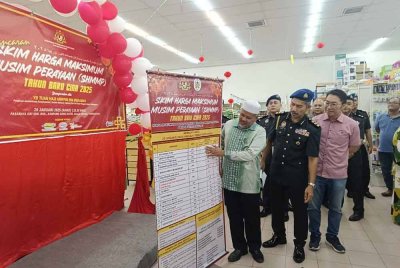 Mohd Sakhri (tengah) bersama Ariffin (kiri) ketika melancarkan pelaksanaan Skim Harga Maksimum Musim Perayaan (SHMMP) Tahun Baharu Cina 2025.