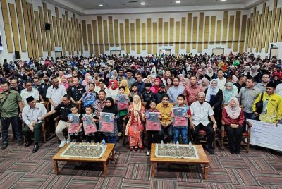 Pelajar, ibu bapa dan pihak PIBG sekolah terbabit bergambar bersama Wan Azizah (tengah) di Institut Latihan Dewan Bandaraya, Bandar Tun Razak, Cheras.