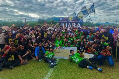 Mahdzir bersama pasukan PDM Barokhas yang muncul juara Liga Bolasepak Piala Tokdet 2024-2025 selepas menewaskan PDM Kuala Tekai 4-2 pada perlawanan akhir pada petang Sabtu.