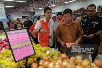Chon Siang (tengah) meninjau barangan kawalan sepanjang SHMMP TBC 2025 serta program edaran limau mandarin di sebuah pasar raya di Bandaraya Kuantan pada Ahad.