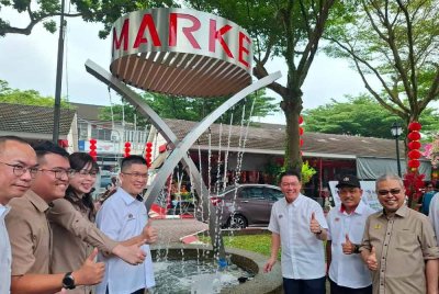 Antara binaan landskap disediakan sebagai tarikan awam berkunjung ke Pasar Taman Canning.