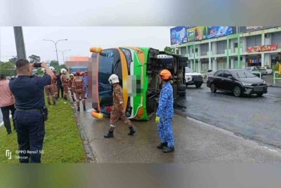 Kemalangan melibatkan sebuah bas persiaran membawa pelancong terbabas di Jalan Lintas Sibuga, Sandakan.