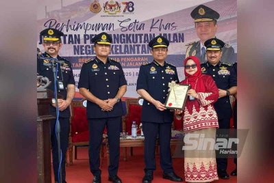Aedy Fadly (tiga dari kiri) menyampaikan surat penghargaan kepada Ketua Biro Sinar Harian Kelantan, Hazelen Liana Kamarudin semasa Perhimpunan Setia Khas JPJ Kelantan di Kota Bharu pada Ahad. FOTO SINAR HARIAN
