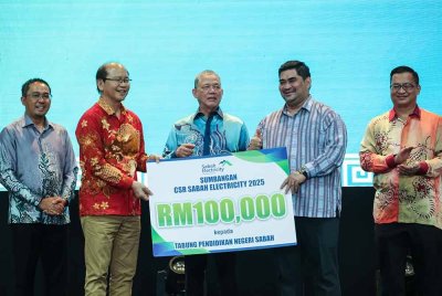 Fadillah menyaksikan penyerahan sumbangan tanggungjawab sosial korporat (CSR) untuk pendidikan negeri oleh Sabah Electricity yang disampaikan oleh Pengerusi Sabah Electricity, Datuk Seri Wilfred Madius Tangau (dua dari kiri) kepada Timbalan Ketua Menteri Sabah, Datuk Ir Shahelmey Yahya (dua dari kanan) sempena Majlis Rumah Terbuka Krismas dan Tahun Baharu Cina anjuran Sabah Electricity di Dewan Sri Sulaman Tuaran, pada Ahad. Foto Bernama