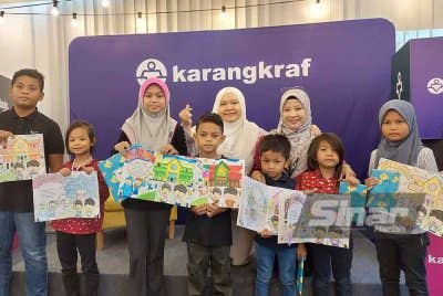 Nurul Farehah (belakang, dua dari kanan) bersama peserta Pertandingan Mewarna sempena Jualan Gudang Karangkraf 2025 pada Ahad.