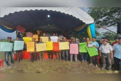 Lebih 100 orang pesawah berkumpul bagi menuntut harga lantai belian padi dinaikkan kepada sekurang-kurangnya RM1,800 setiap tan berbanding RM1,300 pada ketika ini.