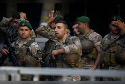 Anggota tentera Lubnan bertugas ketika lima penduduk Kfarkila di selatan Lubnan cedera akibat tembakan tentera Israel pada Ahad. Foto REUTERS