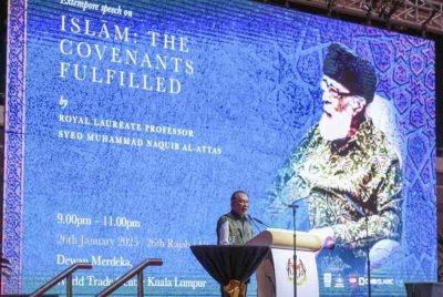 Anwar berucap pada Syarahan Perdana Profesor Diraja Tan Sri Dr. Syed Muhammad Naquib Al-Attas 'Islam: The Covenant Fulfilled' di Dewan Merdeka Pusat Dagangan Dunia (WTC) malam ini. Foto Bernama