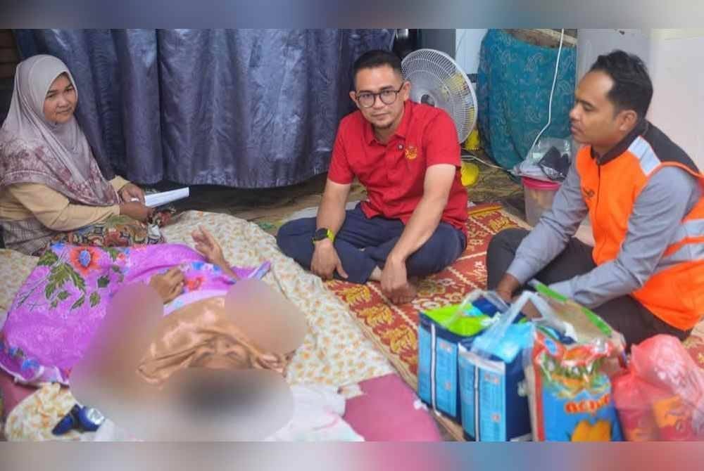 Mohd Azmawi Fikri (dua dari kanan) sentiasa turun padang bertanyakan khabar rakyat DUN Nenggiri.