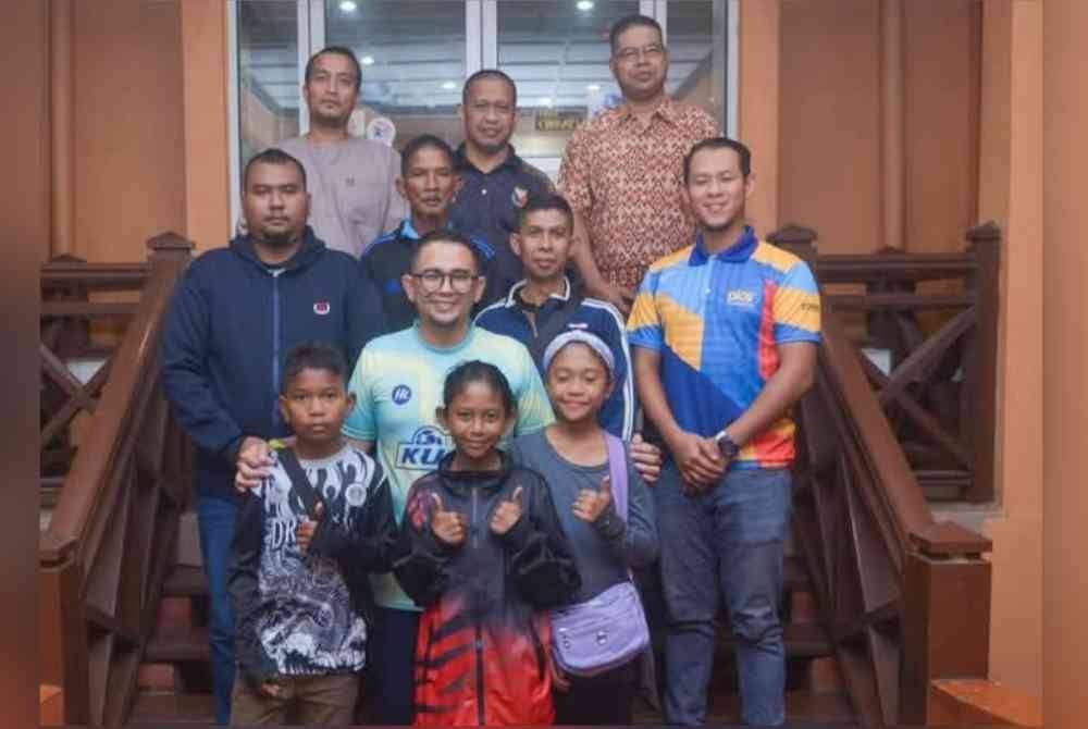 Mohd Azmawi Fikri bersama masyarakat Orang Asli di DUN Nenggiri.