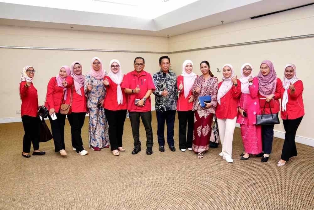 Mohamed Khaled (enam dari kiri) bergambar kenangan bersama pemimpin sayap Puteri UMNO Negeri Sembilan