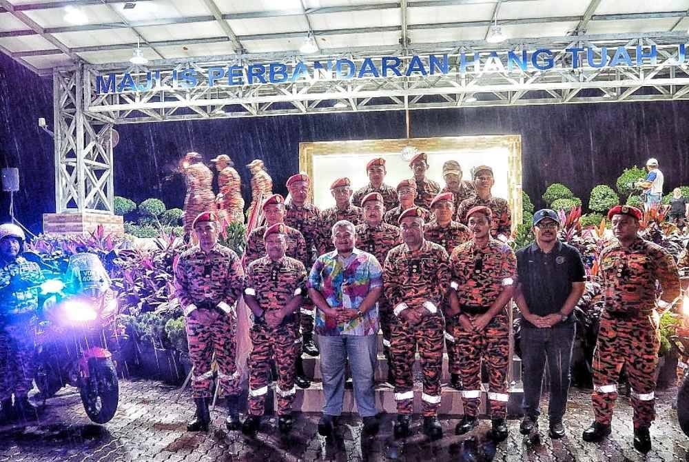 Rais (tengah) bergambar bersama sebahagian pegawai dan anggota bomba selepas majlis perasmian pelancaran itu.