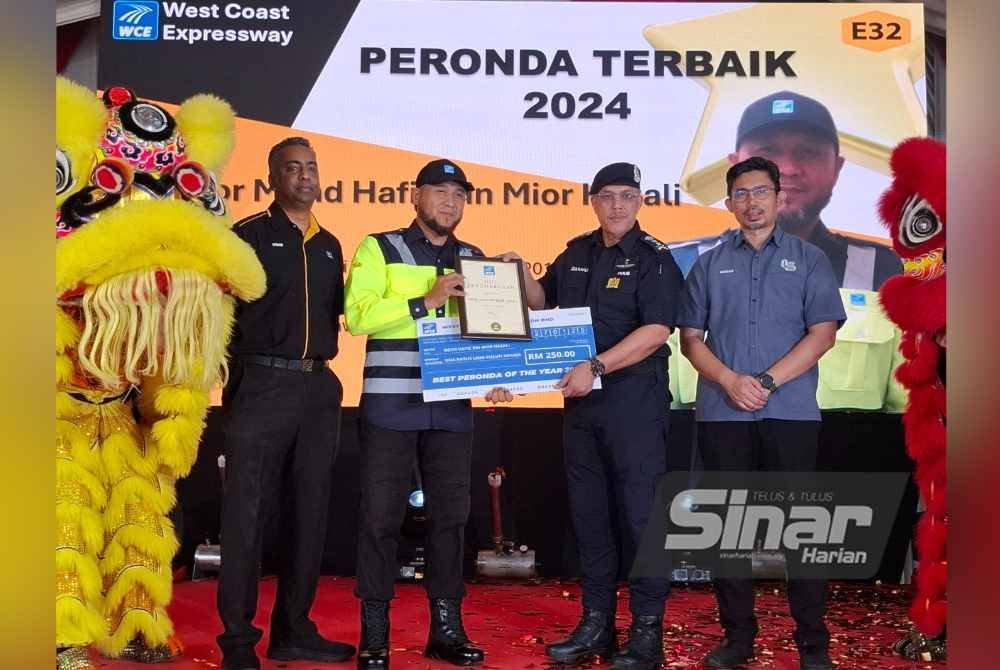 Zulkafli menyampaikan anugerah Peronda Terbaik 2024 kepada Meor Hafiz Mior Hazali sempena Kempen Keselamatan Jalan Raya sempena Sambutan Tahun Baharu Cina 2025 peringkat Kontinjen Perak di Plaza Tol Taiping Selatan, Lebuhraya Pesisiran Pantai Barat (WCE) pada Isnin.