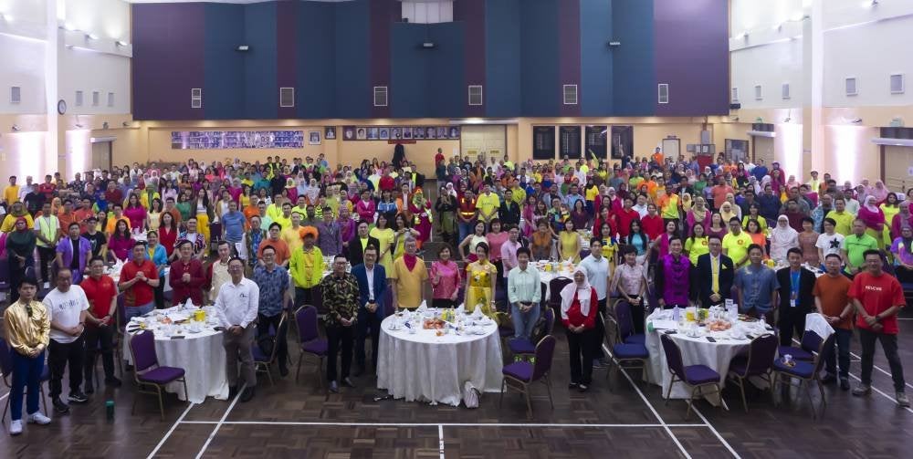 Tan Sri Ir. (Dr.) Lim Hock San, Pengerusi Eksekutif Kumpulan LBS bersama lembaga pengarah dan pengurusan kanan dan hampir seramai 450 kakitangan LBS, berkumpul di Mesyuarat Tahunan “Town Hall” 2025.

