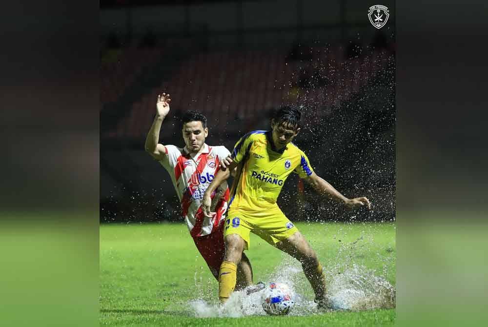 Keadaan padang menjadi masalah buat Sri Pahang dan KL City untuk menampilkan persembahan menarik. FOTO: SRI PAHANG FC