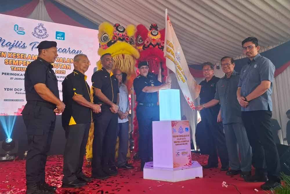 Zulkafli menyempurnakan gimik perasmian Kempen Keselamatan Jalan Raya sempena Sambutan Tahun Baharu Cina 2025 peringkat Kontinjen Perak di Plaza Tol Taiping Selatan, Lebuhraya Pesisiran Pantai Barat (WCE) pada Isnin.