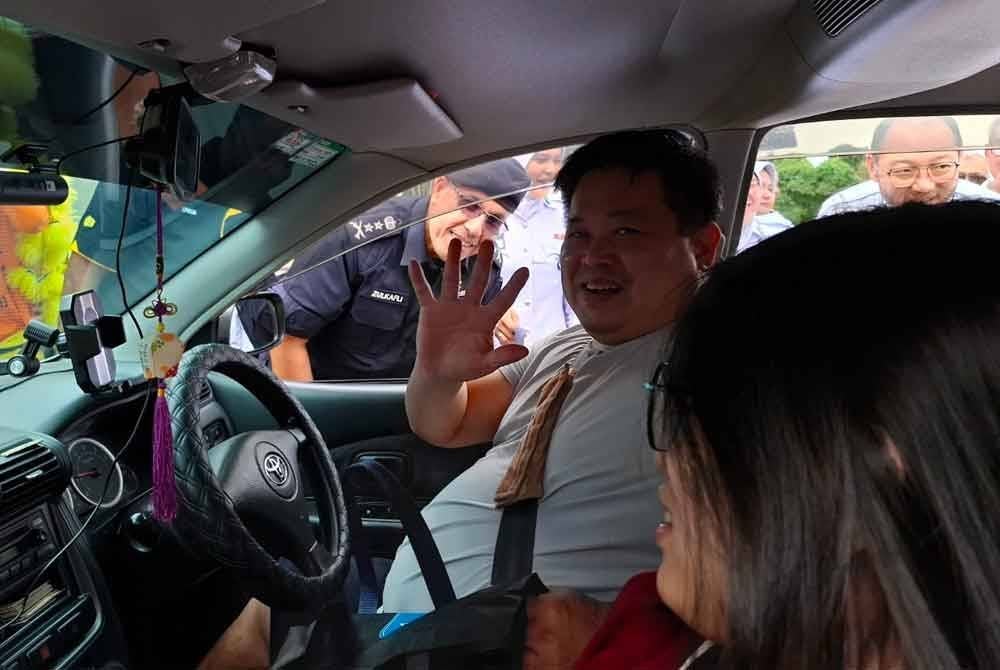 Zulkafli menyantuni pengguna jalan raya yang melalui laluan WCE sempena Kempen Keselamatan Jalan Raya sempena Sambutan Tahun Baharu Cina 2025 peringkat Kontinjen Perak di Plaza Tol Taiping Selatan, Lebuhraya Pesisiran Pantai Barat (WCE) pada Isnin.