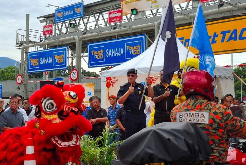 Zulkafli melakukan upacara pelepasan kenderaan pasukan keselamatan yang terlibat dalam penugasan Op Selamat 23 sempena perayaan Tahun Baharu Cina ini.