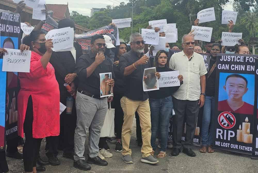 Lebih 50 orang berkumpul meminta siasatan telus dijalankan berhubung insiden kekasaran dilakukan warden penjara hingga menyebabkan seorang tahanan meninggal dunia.