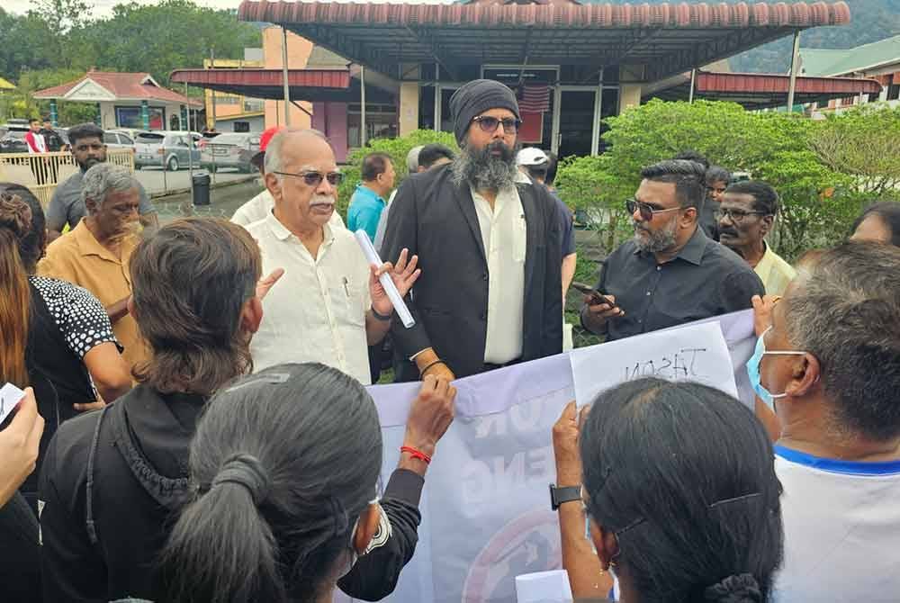 Ramasamy bercakap di hadapan keluarga dan waris yang hadir berhubung insiden banduan tahanan dipukul oleh warden penjara di Penjara Taiping pada Isnin.