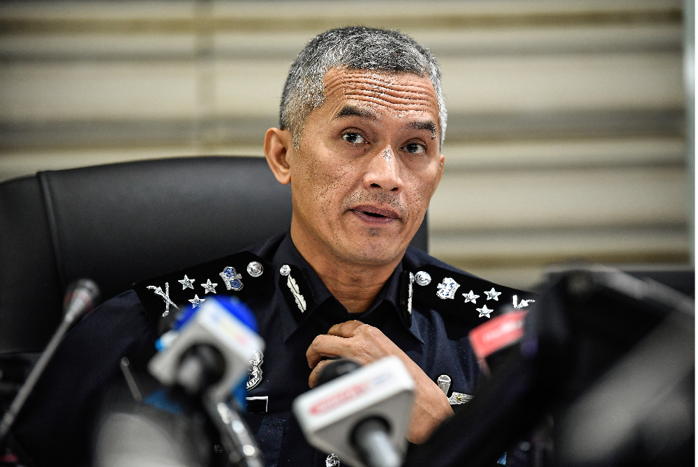 Datuk Seri Mohd Shuhaily Mohd Zain bercakap pada sesi libat urus bersama wartawan dan sidang media khas di Menara 2 Bukit Aman pada Isnin. Foto Bernama