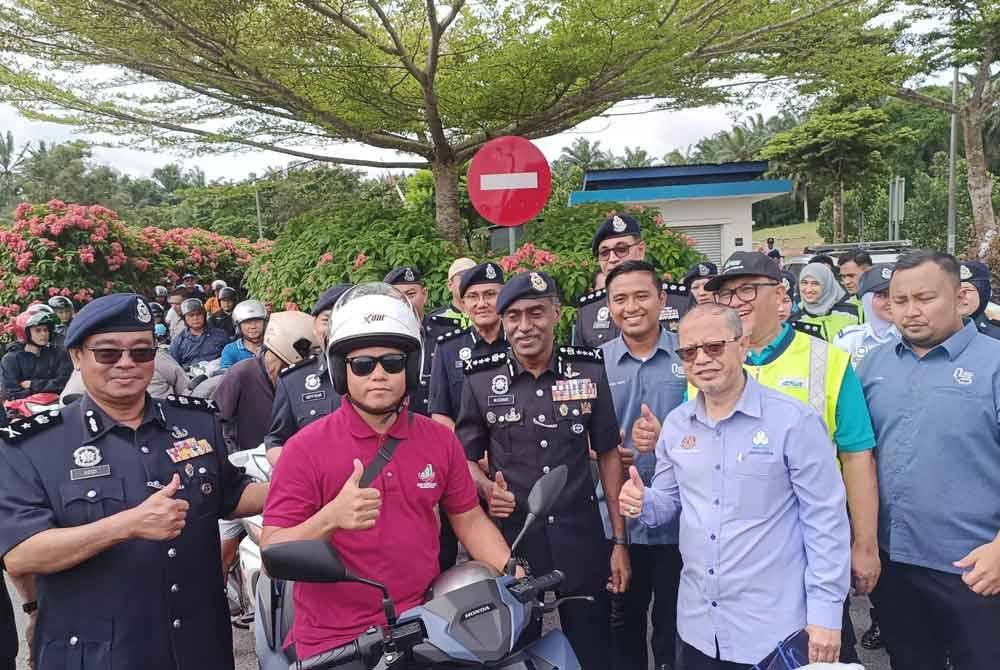 M Kumar (tiga dari kanan) ketika Majlis Perasmian Op Selamat Tahun Baharu Cina Kontinjen Johor di Plaza Tol Kempas di sini, pada Isnin.