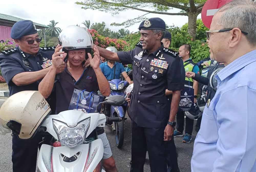 M Kumar (dua dari kanan) menyempurnakan Majlis Perasmian Op Selamat Tahun Baharu Cina Kontinjen Johor di Plaza Tol Kempas di sini, pada Isnin.