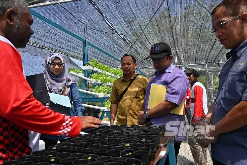 Hazif (dua kanan) meninjau perusahaan komuniti di bawah SejaTi MADANI yang membolehkan perusahaan komuniti kini menjana pendapatan antara RM4,000 hingga RM25,000 sebulan.