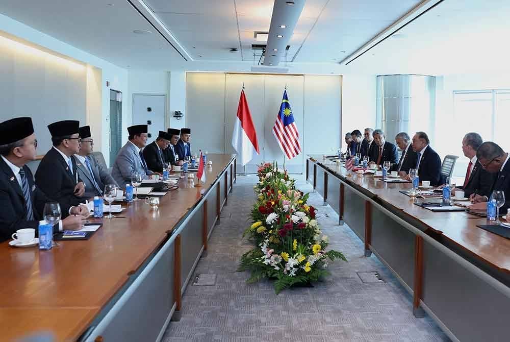 Anwar (tiga, kanan) bertukar pandangan mengenai kerjasama dua hala bersama Presiden Prabowo (empat, kiri) di Menara Berkembar PETRONAS, hari ini bersempena lawatan negara Prabowo ke Malaysia.
Turut hadir kedua-dua Timbalan Perdana Menteri Datuk Seri Dr Ahmad Zahid Hamidi (empat, kanan) dan Datuk Seri Fadillah Yusof (dua, kanan). Foto Bernama