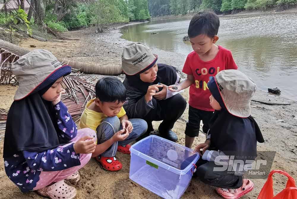 Antara kumpulan kanak-kanak yang menyertai Program Jom Menjejak Anak Belangkas di pesisir Sungai Marang pada Isnin.