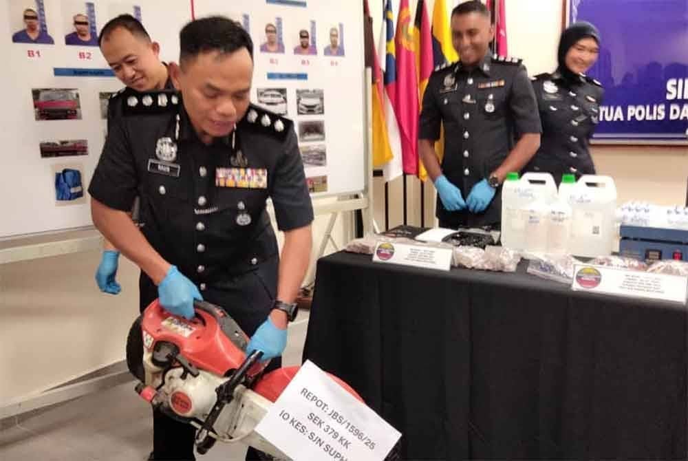 Raub menunjukkan barang rampasan kes curi kabel ketika sidang akhbar di IPD Johor Bahru Selatan pada Isnin.