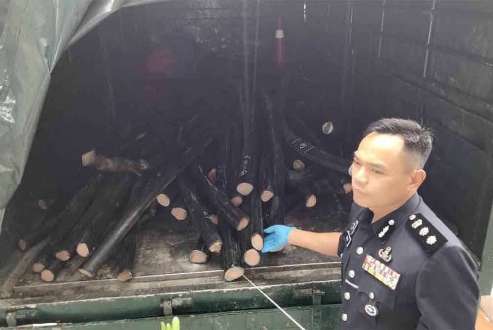 Raub menunjukkan barang rampasan kes curi kabel pada sidang akhbar di IPD Johor Bahru Selatan pada Isnin.