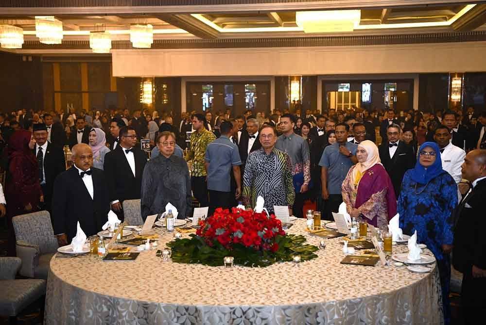 Perdana Menteri, Datuk Seri Anwar Ibrahim (depan, tengah) hadir menyempurnakan majlis penyampaian anugerah MIPPEA 2024 di Hotel Majestic, Kuala Lumpur.